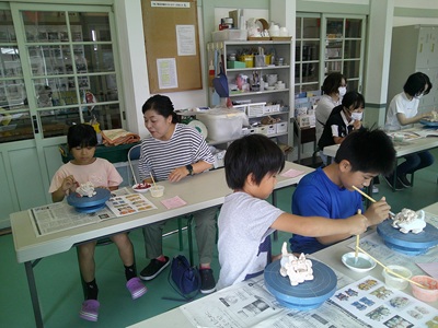 今日は夏休み子ども体験の絵付けです