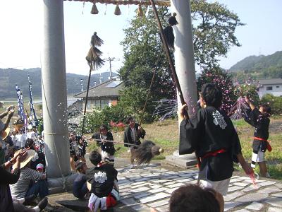 勇ましい鳥居くぐり