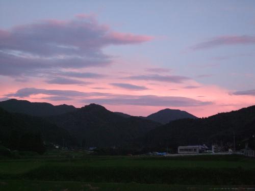 夕焼け空につつまれた角山