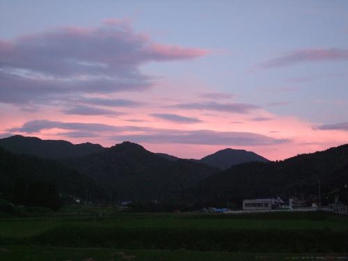 夕焼け空につつまれた角山