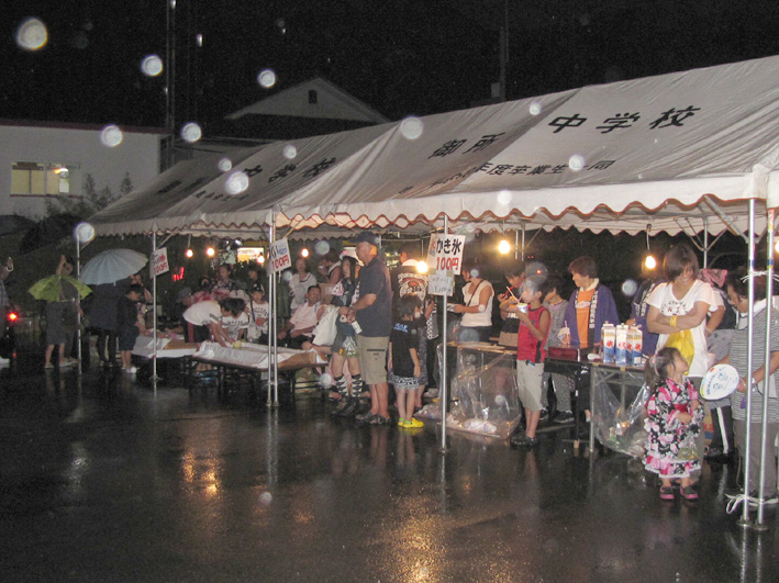 ｈ25花火　雨宿り1