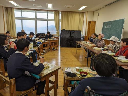 郷土料理を食べる子どもたちと婦人会の方々