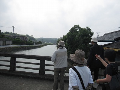 御領石の石垣は延々と続く