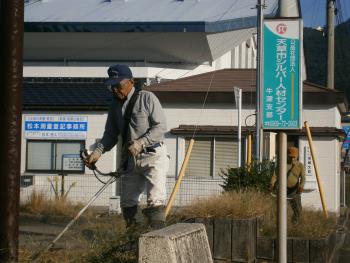 シルバー人材センター事務所の草刈り作業