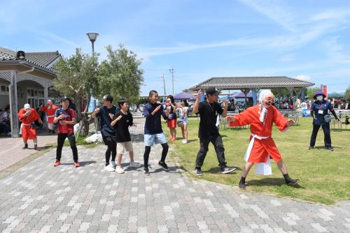 踊りに飛び入り参加する来場者