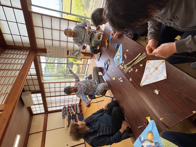 凧作り頑張られてます(*^-^*)