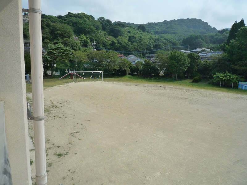 魚貫小グラウンド校長住宅側