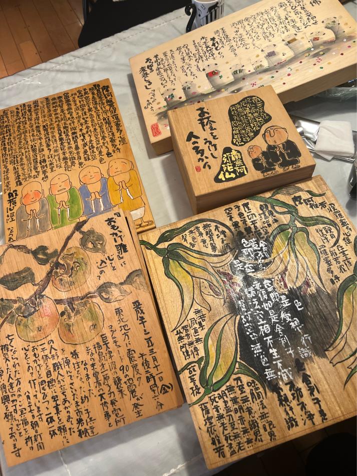 木の箱に描く