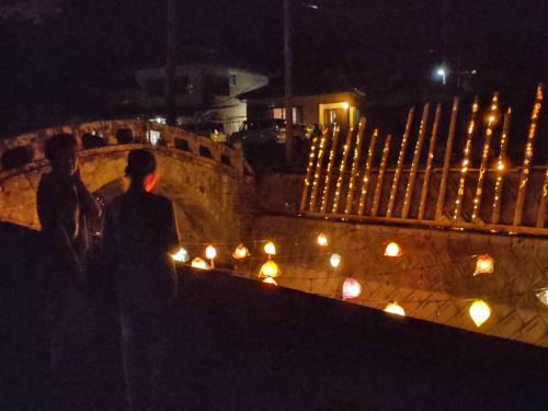 上揚区ライトアップを楽しむ住民の方々