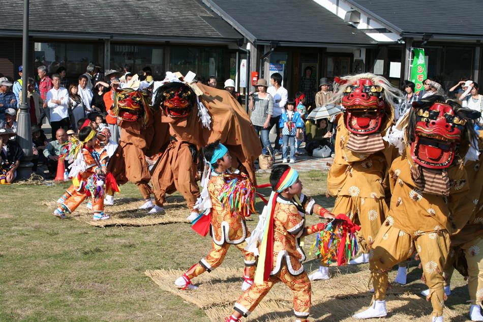 ③宮田秋の例大祭（宮田獅子舞）