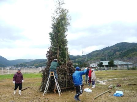 やぐら内部焚付用小枝詰め