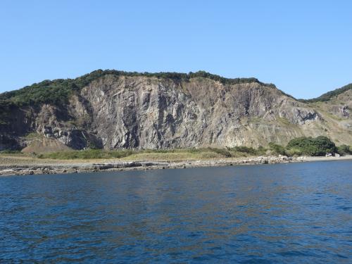 採石場跡地の断層と化石層