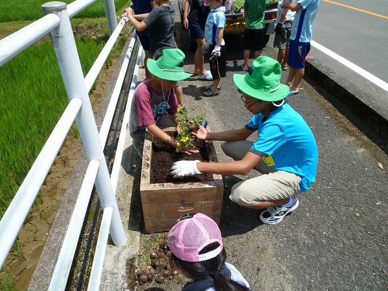 子ども会花植え