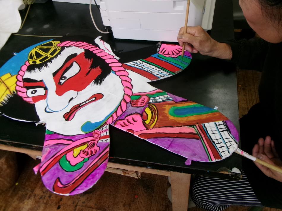 バラモン凧絵付け中(*^-^*)🌺