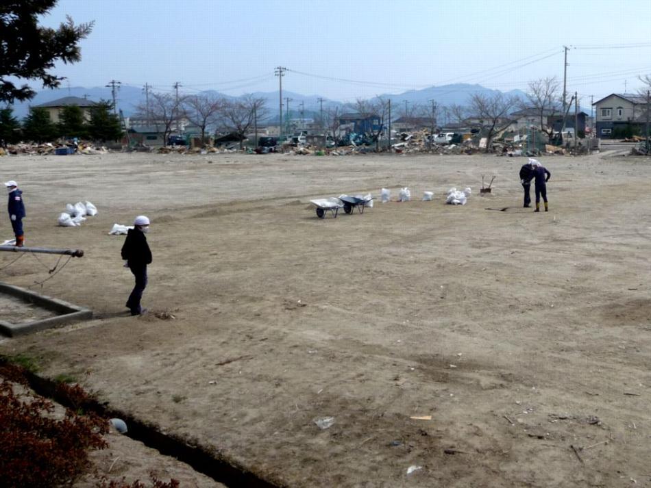 ⑦山田北小学校グランドのボランティア作業風景