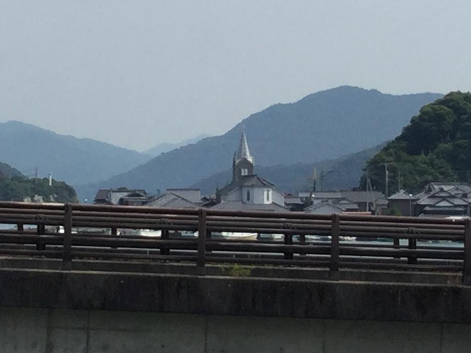 築山から見た教会