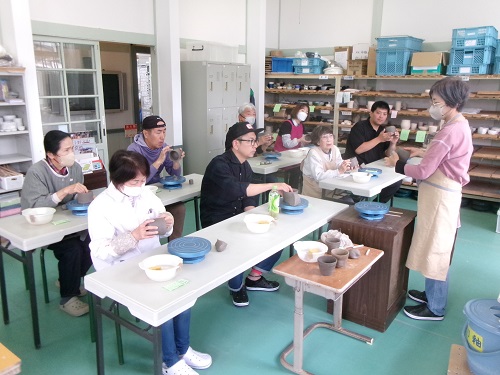 陶芸で削り作業！