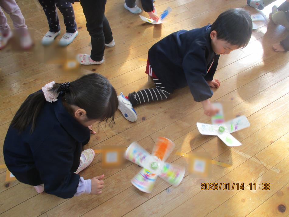 みんなでくるくるこま回し（R８　３歳児　１月）