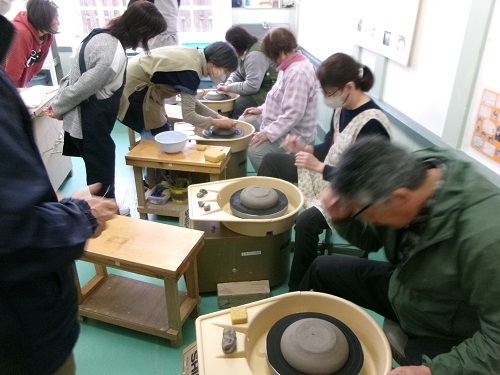 陶芸教室でろくろ削り