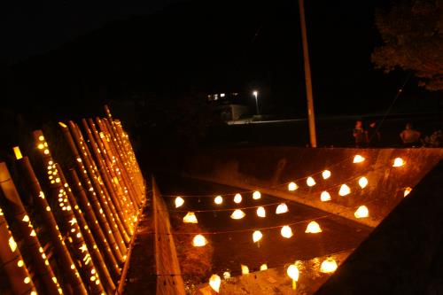 久玉川ちかくでおしゃべりする住民の方々