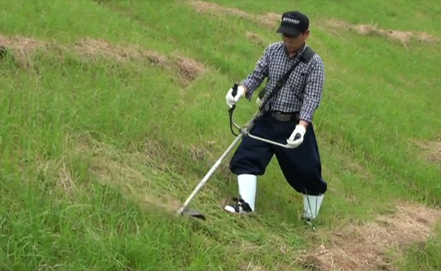 斜面での草刈に便利なスパイク靴カバー 滑り止め器具 を発明 お知らせ 中野鉄工 中野お役立ち研究所