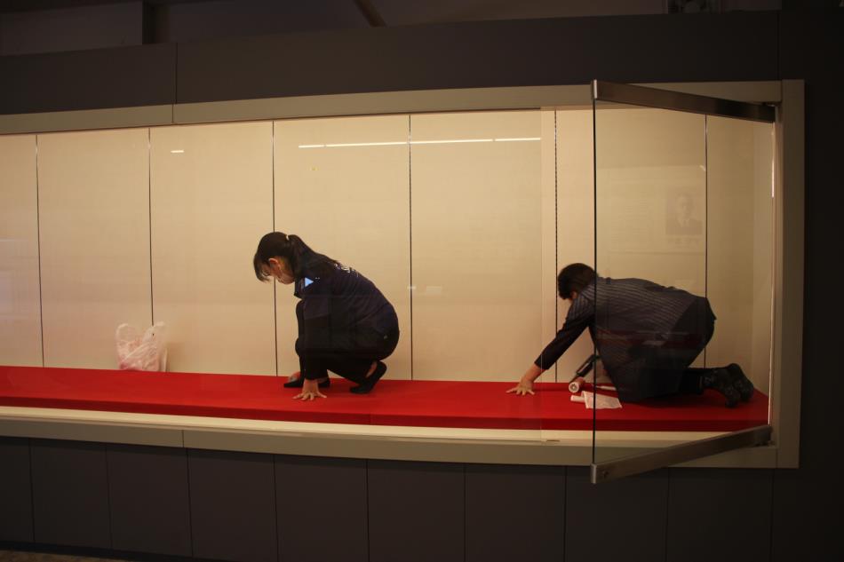 展示ケースの大掃除をしました。