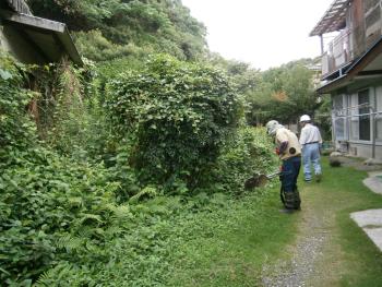 ○○様邸の草刈り作業