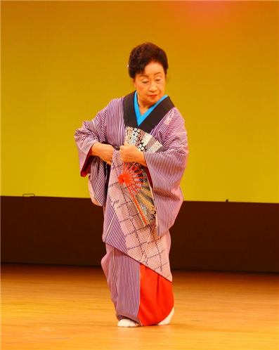 芸能祭日本舞踊を披露３