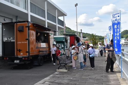 キッチンカーが並ぶ口之津港