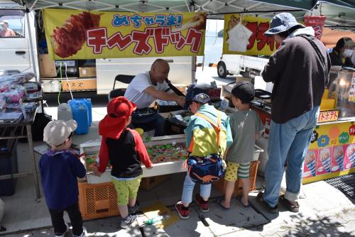 ボールすくいに集まる子ども達