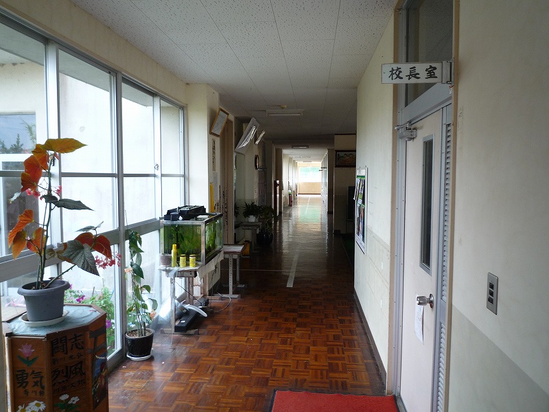 魚貫小職員玄関から校長室方向