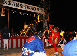 三社祭り　久玉八幡宮の拝殿獅子舞