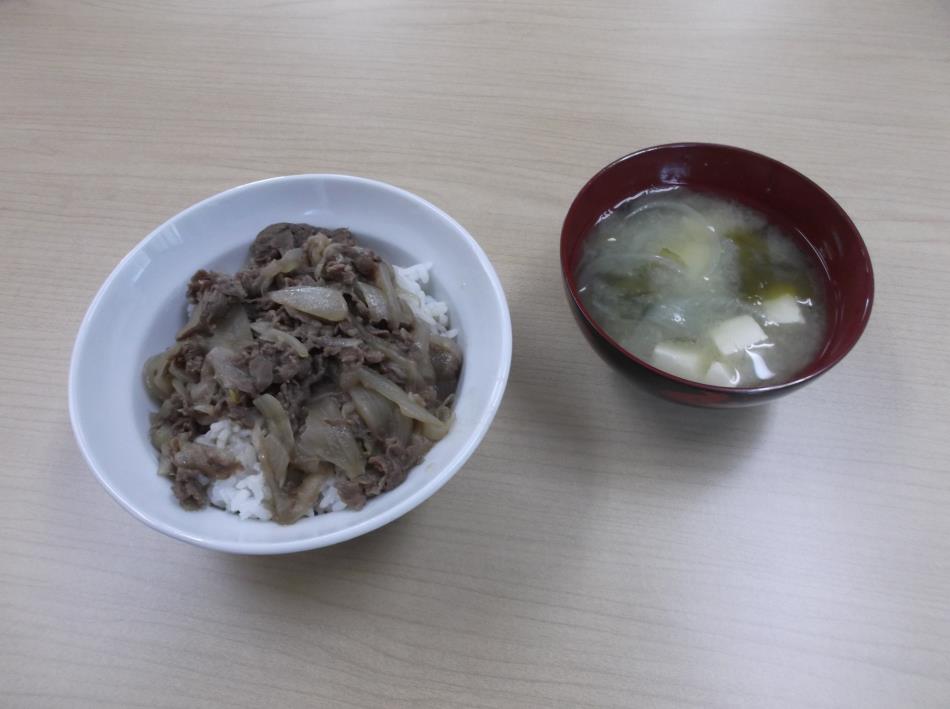 牛丼、みそ汁