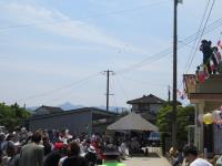 つつじ祭り　餅投げ　地上から