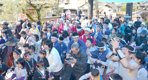 H24祭り 餅投げ