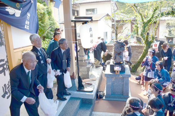 H24祭り 餅投げ2