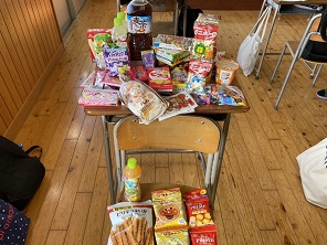 机の上のお菓子