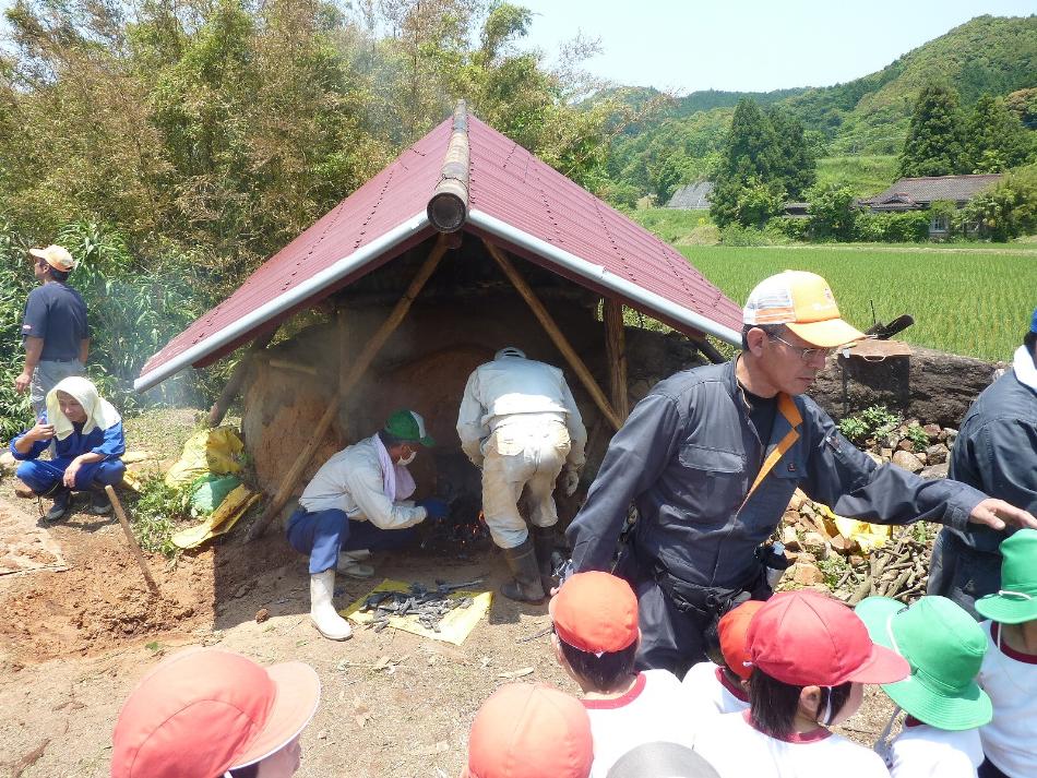 小学校炭焼き