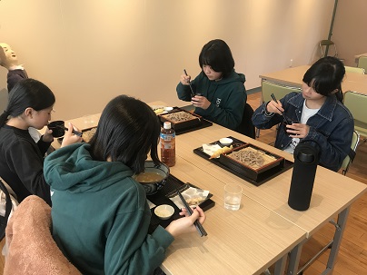 そば食べる6年生