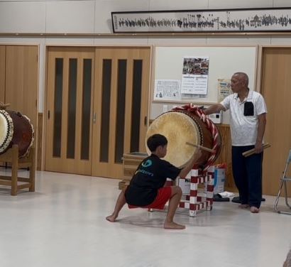 腰落として