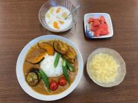 夏野菜カレー、枝豆とコーンの卵スープ、フルーツ入りかんてん