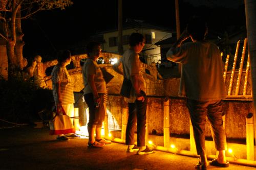 眼鏡橋水明かりライトアップおしゃべりを楽しむ住民の方