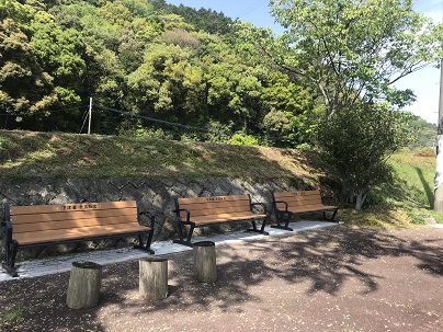 遠目のベンチ