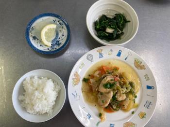 組合せメニュー（鶏肉とさつま芋の甘辛煮、ほうれん草とエリンギのごま和え、レモン寒天）