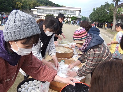 お母さん餅こね