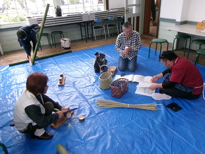 竹細工教室が開催されています。