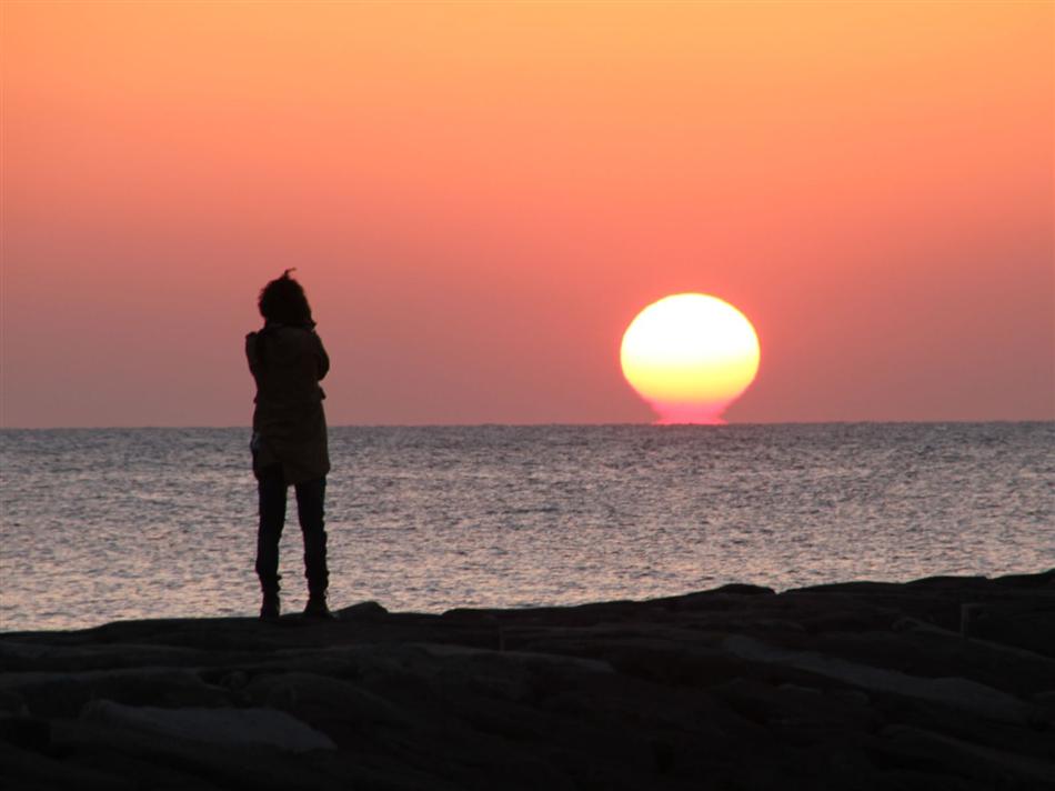 ★IMG_5363白鶴浜突堤から夕陽を眺める人