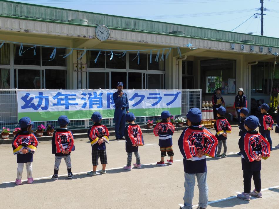 分署長さんのお話を聞く園児たち