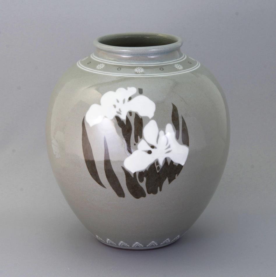 菖蒲文壺（しょうぶもんつぼ）