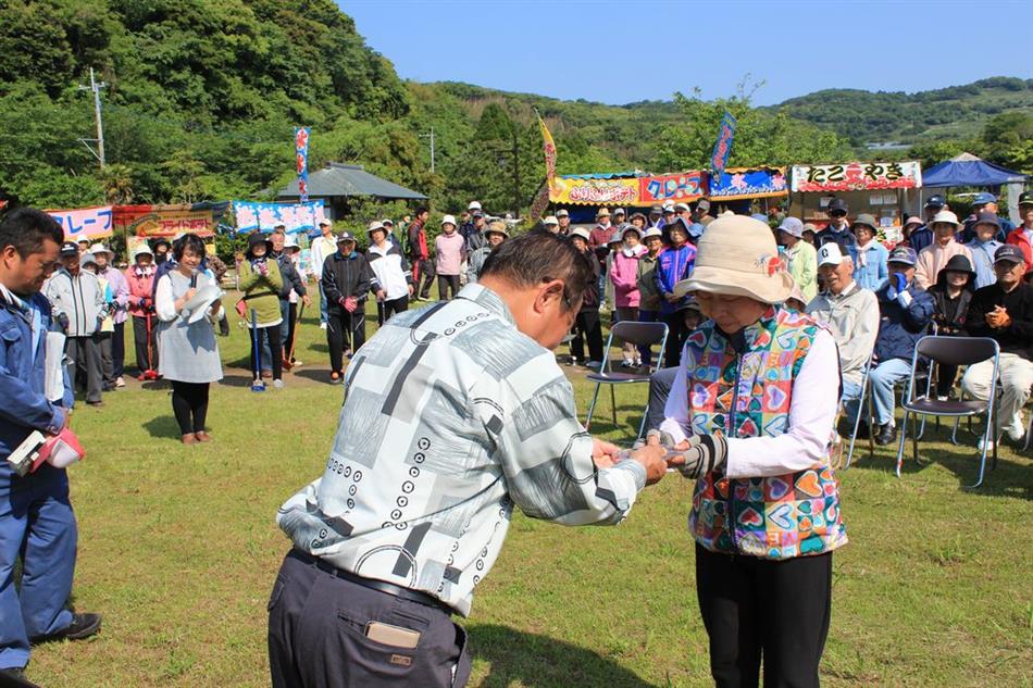 04　H30ジャガ開会式GG優勝杯返還レプリカ贈呈